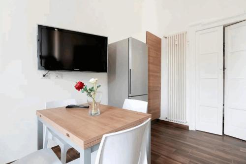 Isola View Renovated Apartment - image 3