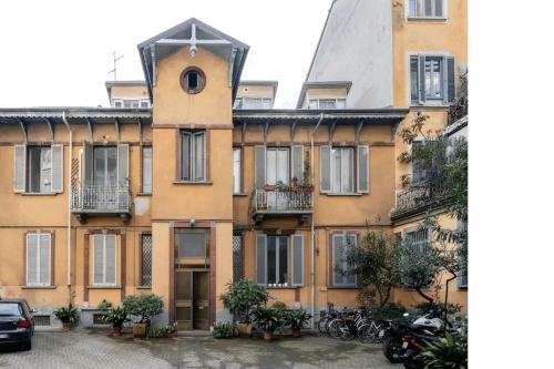 Isola View Renovated Apartment - image 6