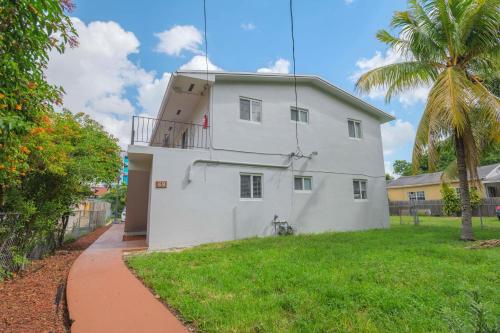 Contemporary 2BR Apartment in Midtown-Wynwood - image 11