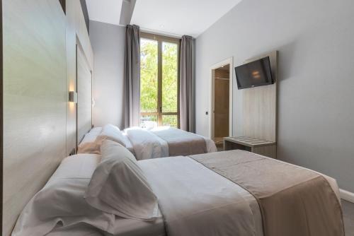 Plaza Goya Rooms Room Type - Deluxe Triple Room