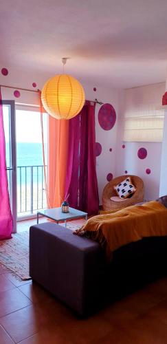  Dream apartament frontbeach- Praia da Salema, Pension in Salema