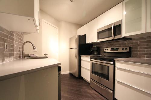Deluxe Two-Bedroom Apartment - with Hot Tub image 10
