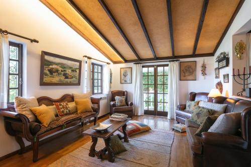 Torrinheira ~ Family Pool Villa and Woods in ฟิเกย์โร