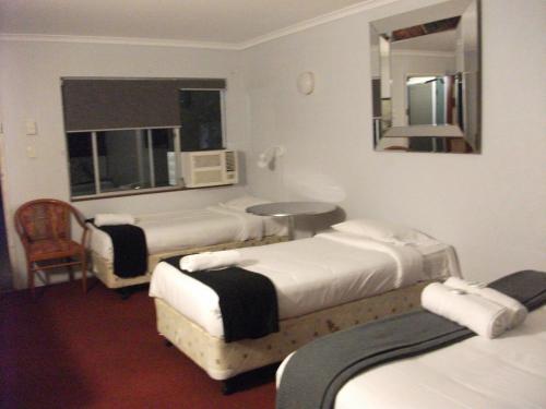 1 queen bed, 2 twin beds