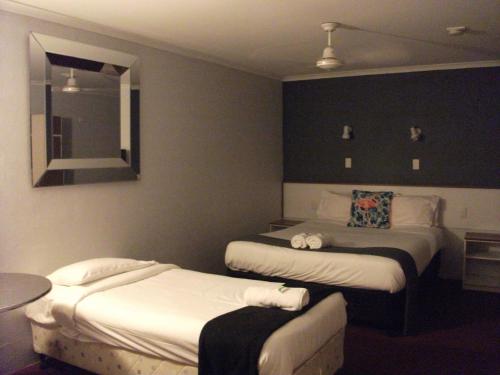 1 double bed, 1 twin bed