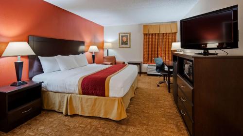 Deluxe King Suite - Non-Smoking