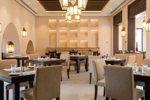 Ресторан, Al Badayer Retreat by Sharjah Collection in Муркуаб
