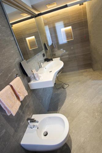 2 bedrooms, 5 beds