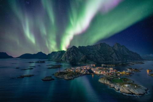 Tuvākā izklaides vieta, Tobiasbrygga in Henningsvaer