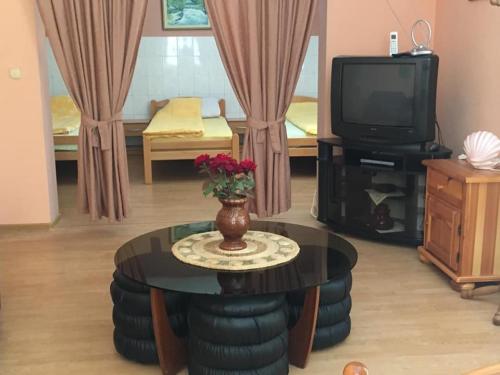 2 bedrooms, 6 beds