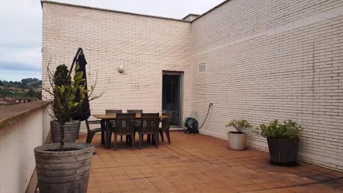  Lauredal - Ático con amplia terraza, 2 hab, 2 baños, pádel, parque infantil in 33203 Gijón
