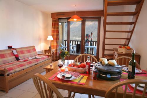 2 bedrooms, 4 beds