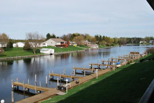 Fleetwood Inn Suites Stop at Fleetwood Inn Suites to discover the wonders of Cheboygan (MI). The property offers a wide range of amenities and perks to ensure you have a great time. To be found at the property are 24-hour