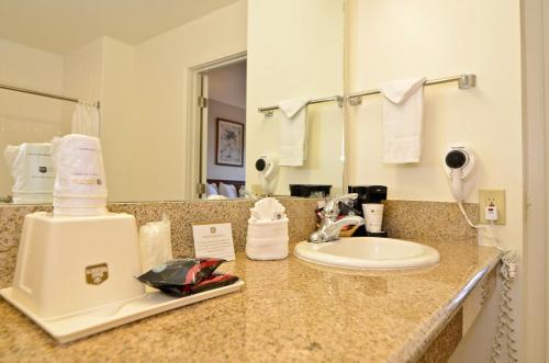 Bathroom, Pleasant Inn in North Clairemont