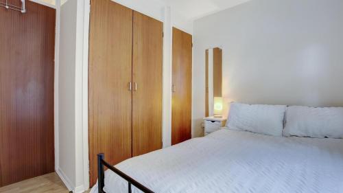 Simple City Centre Flat Near River w/ Free Parking