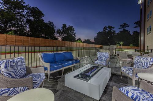 Exterior view, La Quinta Inn & Suites by Wyndham Houston East I-10 in Channelview