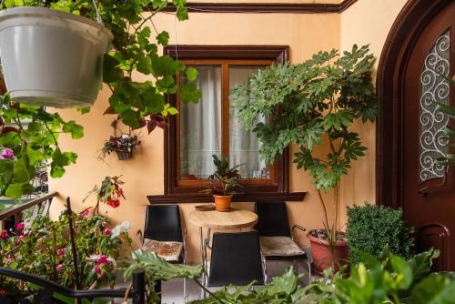 Lia's Guest House - Tap to explore photos