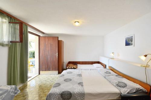 Apartments Goran - 150m from sea - image 8