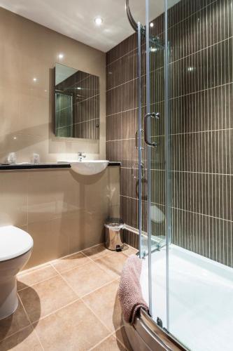 Shower, Griffin Inn in Newquay