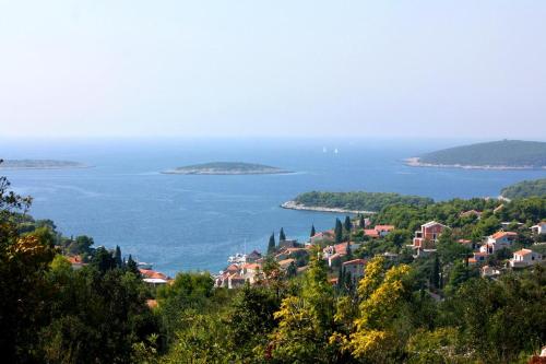 Apartments by the sea Maslinica Solta - 14748 - image 2