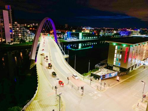 Glasgow City Centre - The PENTHOUSE with RiverViews - (Duplex, 3 Bedrooms, 3 Bathrooms, 2 Living rooms/Kitchen, Private SKY Terrace, 2 Parkings, Top Floor, Huge - 2100 sq ft, SECC HYDRO), Glasgow (photo 3)