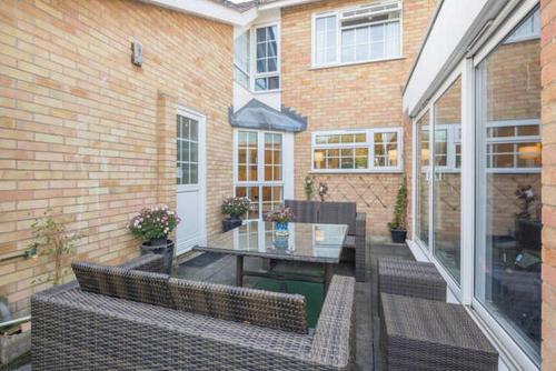 Létesítmények, The Holly Tree in Red Cross