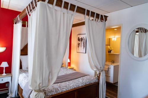 . Hotel Henri IV