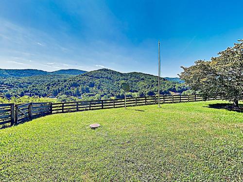 New Listing! Exquisite Country Hideaway With Pool Home - image 8