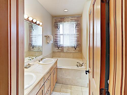 New Listing! Alpine Oasis With Hot Tub Near Slopes Townhouse - image 7