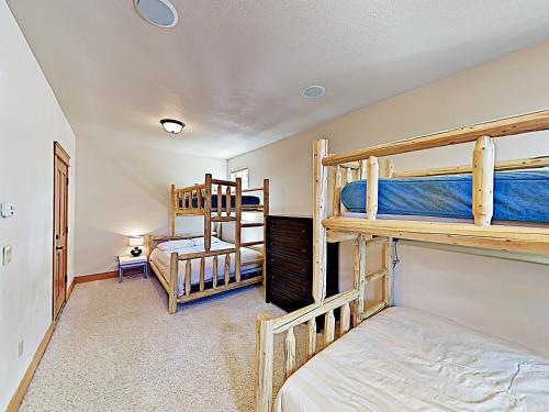 New Listing! Alpine Oasis With Hot Tub Near Slopes Townhouse - image 8