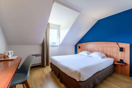 Comfort Hotel Evreux Set in a prime location of Evreux, Kyriad Evreux - La Madeleine puts everything the city has to offer just outside your doorstep. The property offers a wide range of amenities and perks to ensure you 