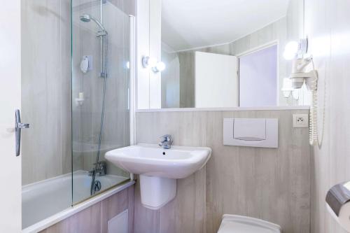 Bathroom, Comfort Hotel Evreux in Evreux