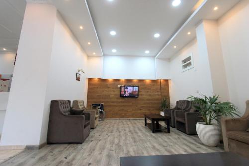 Shared lounge/TV area, شقق منازل القصواء للشقق المخدومة إقتصادي in An Naziyah