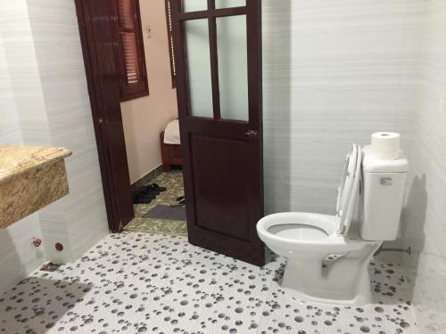 Bathroom, Nam Đông Hostel-Quảng-Trị near Hien Luong Bridge-17th Parallel