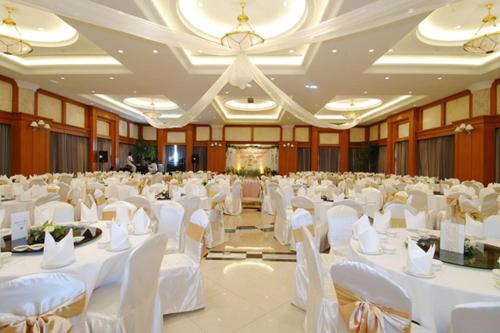 Banquet hall, Long Beach Garden Hotel and Pavilions near Blue Siam