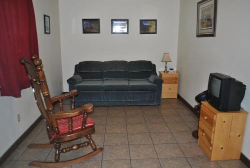 2 queen beds, 1 sofa bed