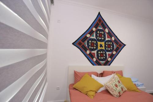 Luxury 2 bedrooms apartment walking distance from Gur-Emir - White Door 1 - Tap to explore photos