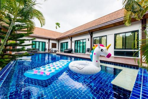 4 Bedroom Private Pool Villa in Naiharn (耐寒私人泳池豪华四卧） 4 Bedroom Private Pool Villa in Naiharn (耐寒私人泳池豪华四卧）