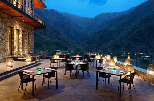 Étterem, Taj Rishikesh Resort & Spa, Uttarakhand in Byasi
