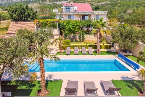 Villa Paula with 7 bedrooms, heated 36sqm private pool, Jacuzzi, Gym and sea views Kastela