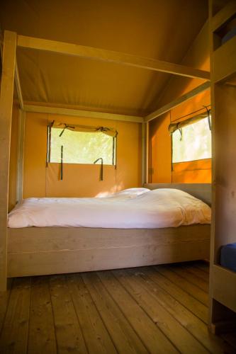 2 twin beds, 4 bunk beds