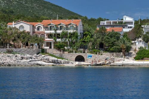Viesnīcas āriene, Apartmani Ružica (Apartmani Ruzica) in Zastražišće