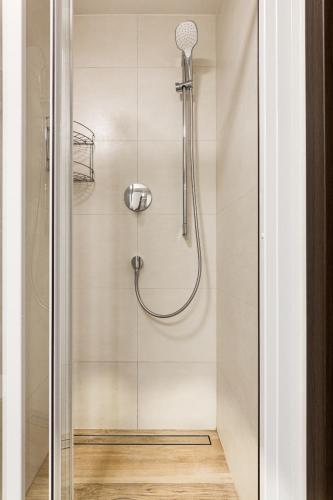 Cozy room at metro station, private bathroom, 9minutes oldtown, 15minutes airport, WiFi, Praha (fotografie 11)