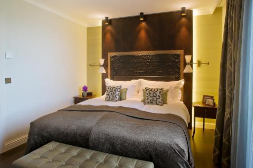 1 queen bed, 1 sofa bed