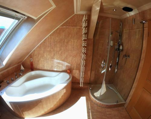 ห้องน้ำ, Purer Luxus in Zwickau Planitz - Exklusive Ferienwohnung fur bis zu 10 Personen! in ซวิกเคา