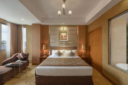 Junior Suite room in Best Western Chinatown Hotel