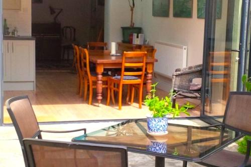 Thomas Street Townhouse - 4 Bedrooms & Courtyard Garden - image 6
