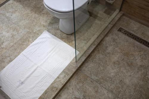 Airport House - image 5