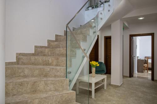 Airport House - image 8