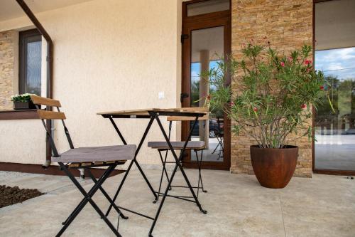 Airport House - image 3